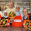 Die Singener Tafel feiert 25 Jahre Mittagstisch in Singen: Zur Feier des Tages überreichte Udo Engelhardt einen Blumenstrauß an (von ...