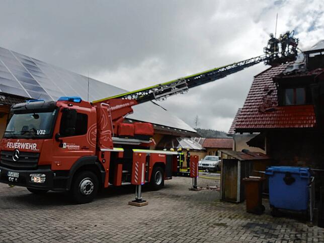 Auch an der Rückseite des Gebäudes kam eine Drehleiter zum Einsatz.