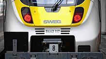 Ein Zug des Bahnunternehmens SWEG steht auf einem Gleis des Stuttgarter Hauptbahnhofs.