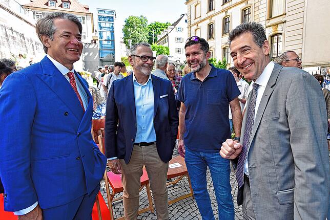 Bild 21: DAs Donauquellfest ist eröffnet- Kaltgetränke fließen, Laune ist in Bestform.
