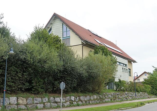 Heute ist das Haus auf der westlichen Seite von Bäumen und Sträuchern eingewachsen und bietet den Hugeloh und anderen Vereinen ein ...