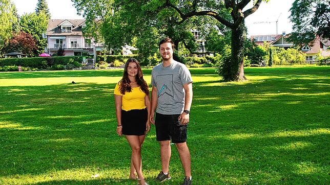 Hier wurde bis zum Party-Verbot bis spät in die Nacht gefeiert: Karolina Wick und Jannik Probst auf der Wiese vor dem Hotel Iris am See. ...