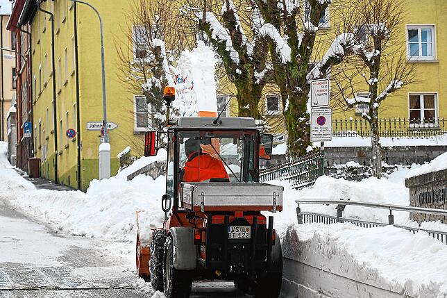 Das kleinste Fahrzeug des Bauhofs Triberg ist mit einer Schneefräse ausgestattet – damit kommen die Mitarbeiter fast überall hin ...