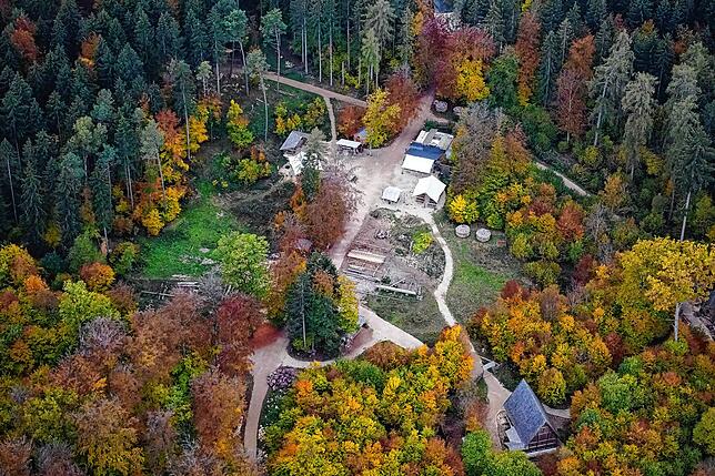 Die Meßkircher Klosterbaustelle Campus Galli im Oktober 2020. Hier der zentrale Platz mit der Kirche (unten im Bild).