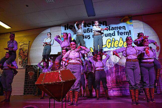 Der große rote Rubin wurde von den Tänzerinnen und Tänzern aus Renquishausen gefunden. In der Kategorie Showtanz landete die Truppe ...