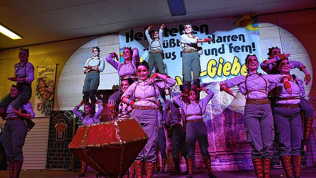 Der große rote Rubin wurde von den Tänzerinnen und Tänzern aus Renquishausen gefunden. In der Kategorie Showtanz landete die Truppe ...