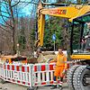 Vorarbeiter Gunter Herbinger und Baggerführer Olaf Walz verlegen neue Wasser- und Abwasserrohre in der Eichornstraße. Deshalb ist ein ...