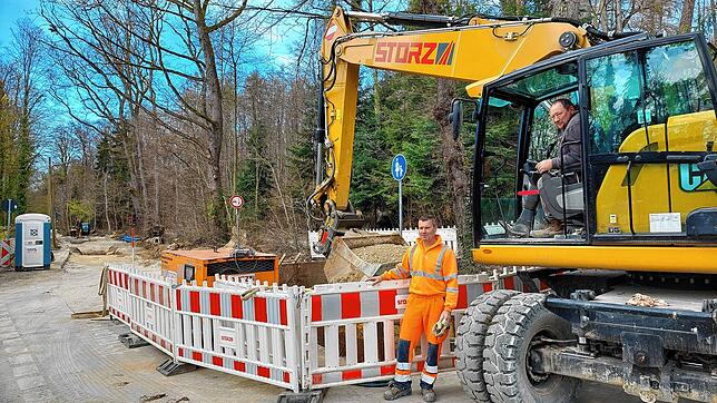 Vorarbeiter Gunter Herbinger und Baggerführer Olaf Walz verlegen neue Wasser- und Abwasserrohre in der Eichornstraße. Deshalb ist ein ...