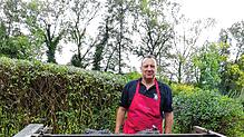 Dirigent Reinhold Bauer kümmert sich auch in diesem Jahr am Oktoberfestsonntag auf dem Posten des Grillmeisters um den Schweinebraten.
