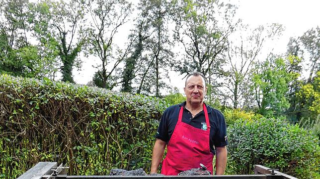 Dirigent Reinhold Bauer kümmert sich auch in diesem Jahr am Oktoberfestsonntag auf dem Posten des Grillmeisters um den Schweinebraten.