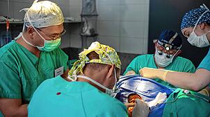 Das deutsche Interplast-Team operiert konzentriert einen Patienten in Uganda.