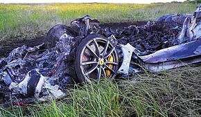 Die Überreste eines Sportwagens liegen nach einem Unfall an einem Feld. Mit mehr als 200 Kilometern pro Stunde soll ein Mann mit seinem ...