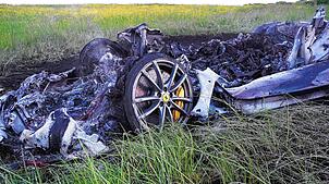 Die Überreste eines Sportwagens liegen nach einem Unfall an einem Feld. Mit mehr als 200 Kilometern pro Stunde soll ein Mann mit seinem ...