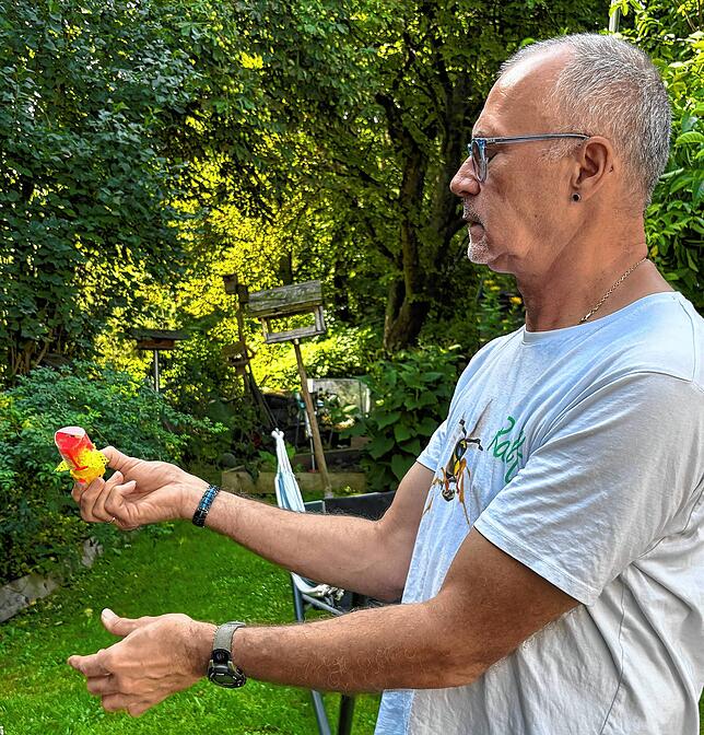 Ralf Claaßen entlässt die rot markierte Asiatische Hornisse wieder in die Freiheit.