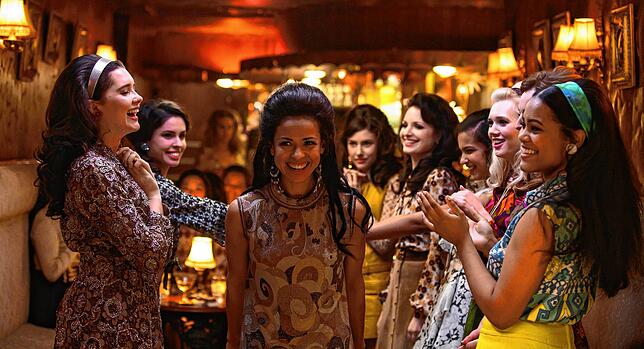 Miss Grenada, Jennifer Hosten (Gugu Mbatha-Raw, Mitte), und die anderen Misswahl-Teilnehmerinnen feiern eine ausgelassene Party.