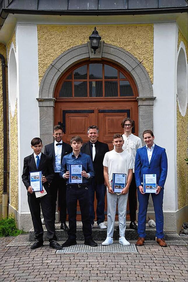 Vier Jugendliche haben Konfirmation gefeiert (von links): Nico Jakobi, Jugendpastor Andre Reich, Marius Stoll, Pfarrer David Brunner, ...