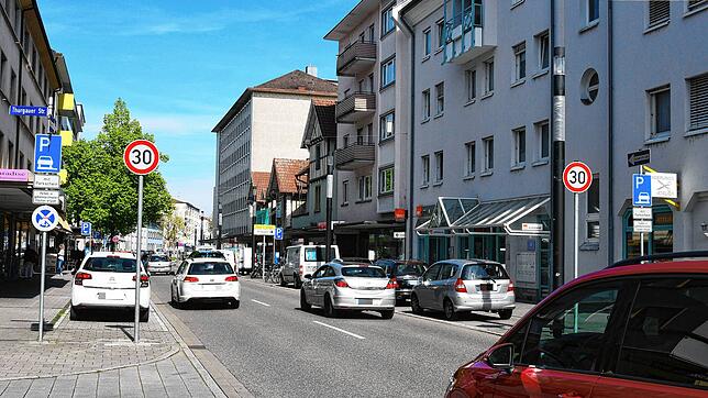 Auf der Ekkehardstraße in Singen muss langsam gefahren werden &ndash; hier gilt Tempo 30 nicht mehr nur nachts, sondern den ganzen Tag.