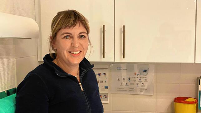 Stefanie Reincke hat in ihrer Praxis für Orthopädie in Villingen ein mobiles Gerät, mit dem PCR-Tests in weniger als 20 Minuten ...