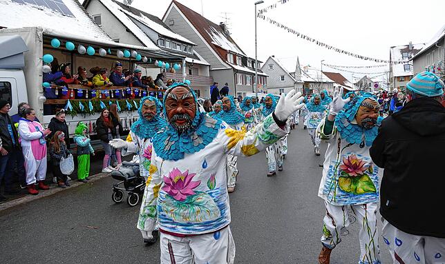 Die Wetti-Zunft läuft am Sonntag vorneweg. Mehrere tausend Besucher sind gekommen, um sich den großen Narrenlauf anzuschauen.