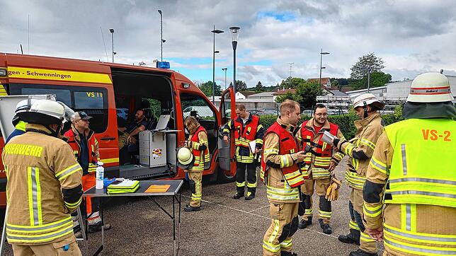 Lagebesprechung der Villinger Feuerwehr nach dem schnellen Einsatz in der Villinger Lantwattenstraße.
