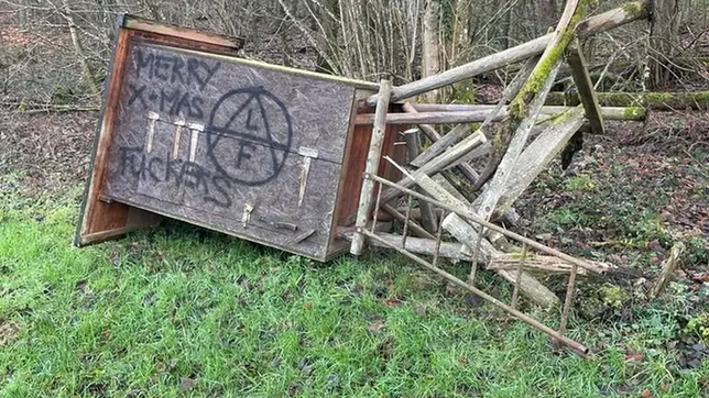 Auf dem zerstörten Hochsitz prangt groß das Logo der &bdquo;ALF&ldquo;, einer militanten Tierschutz-Gruppierung.