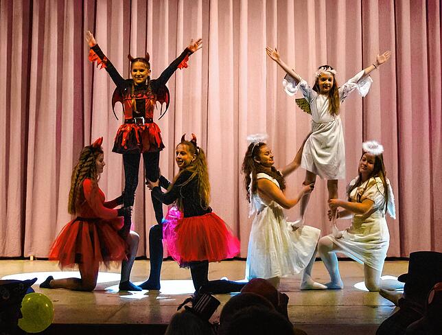 Bild von der Midi-Garde: (von links) Lena Bader, Lusia Gallus, Alexa Werlein, Stella Jäck-Banderas, Noela Dunhai, Mila Dieringer und ...