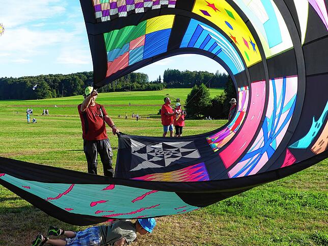 Bild 6: Bilder vom 11. Familien-Drachenfest auf dem Flugplatz in Hütten