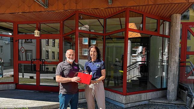Inhaber Pierino Silano und Francesca Hermann vom Stadtmarketing freuen sich auf die Eröffnung. Foto: Louisa Speicher
