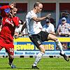 Vor zwei Jahren spielte Erich Sautner (links), hier im Zweikampf mit Tobias Weißhaar, mit dem Bahlinger SC noch gegen den FC 08 ...