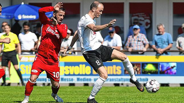 Vor zwei Jahren spielte Erich Sautner (links), hier im Zweikampf mit Tobias Weißhaar, mit dem Bahlinger SC noch gegen den FC 08 ...