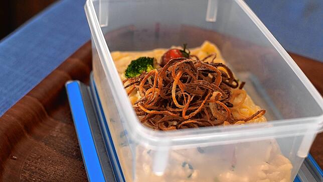 Appetitlich angerichtet wird nun nicht mehr auf Tellern sondern in den mitgebrachten Behältnissen der Gäste.