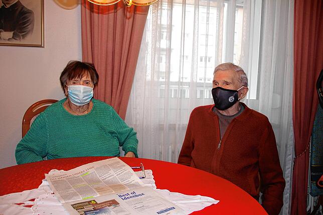 Edith und Klaus Bücheler im Wohnzimmer ihrer Wohnung im Konstanzer Stadtteil Paradies. Sie sind enttäuscht, dass sie als ältere Bürger ...