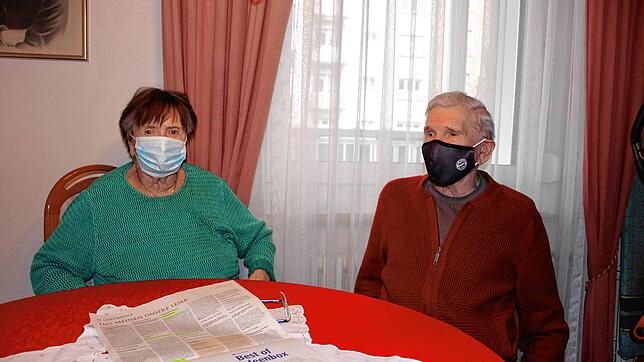 Edith und Klaus Bücheler im Wohnzimmer ihrer Wohnung im Konstanzer Stadtteil Paradies. Sie sind enttäuscht, dass sie als ältere Bürger ...