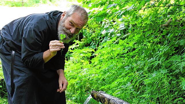 Eigenes Wasser und frische Brunnenkresse: Bruder Otto lebt als Einsiedler im Kinzigtal.