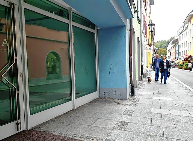 Eines von mehr als zehn leerstehenden Geschäften in der Überlinger Innenstadt ist dieses hier in der Christophstraße.