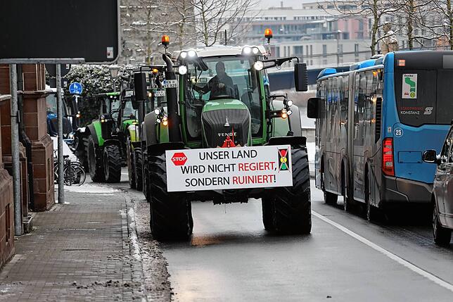 Bild 15: Traktoren umrunden die Stadt: Jetzt demonstrieren die Landwirte auch in Konstanz!