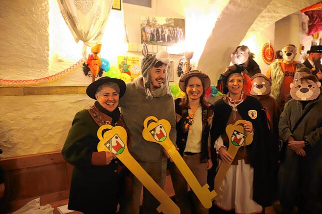 Die Macht im Rathaus liegt nun in den Händen der Narren. Die Narren von links: Silvia Lorch, Maurice Amann, Alexandra Kipp und Anette Trost.