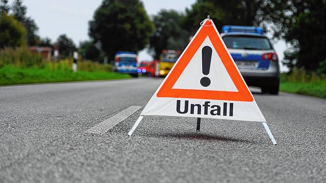 Ein Warndreieck vor einer Unfallstelle (Symbolfoto). Bei Kandern (Landkreis Lörrach) ist ein 34-jähriger Motorradfahrer tödlich verunglückt.