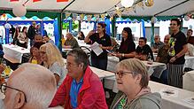 Die Feierlichkeiten beim Deutsch-Italienischen Freundeskreis in Volkertshausen eröffnet Vorsitzende Pamina Kenzler (stehend, links) mit ...