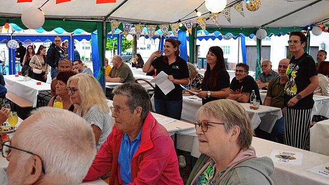 Die Feierlichkeiten beim Deutsch-Italienischen Freundeskreis in Volkertshausen eröffnet Vorsitzende Pamina Kenzler (stehend, links) mit ...