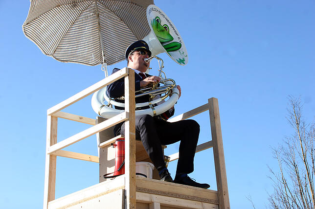 Der abgesetzte Bürgermeister Adrian Schmidle spielte von seinem Sieben-Baustellen-Hochsitz aus zusammen mit dem Fröscheloch-Echo ...