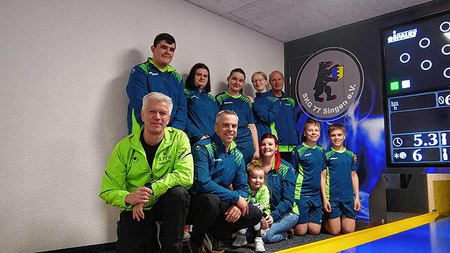 Beim Jugendtraining des SKG 77 sind mit vollem Engagement dabei: Kai Andris, Nathalie Gruber, Lara Andris, Chiara Plohmann, Harald Walz ...