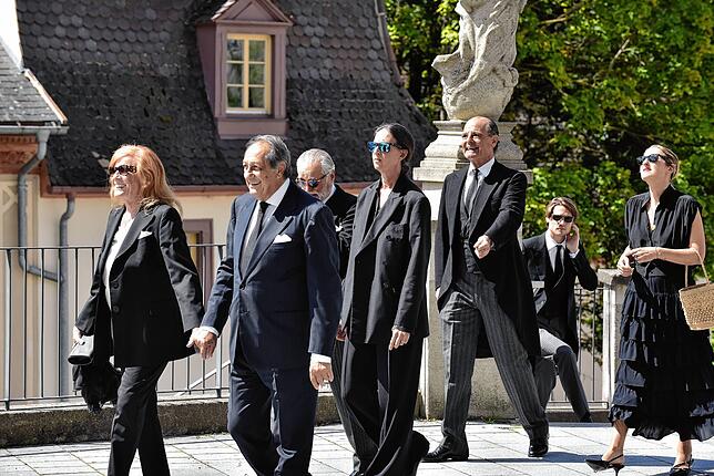 Bild 10: Abschied von Heinrich Fürst zu Fürstenberg: Besucher auf dem Weg in die Donaueschinger Stadtkirche