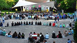 Das Festival der Chöre im Schlosspark in Bad Säckingen, veranstaltet vom Chorverband Hochrhein, bewirkte für die über 400 ...