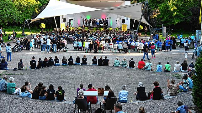 Das Festival der Chöre im Schlosspark in Bad Säckingen, veranstaltet vom Chorverband Hochrhein, bewirkte für die über 400 ...