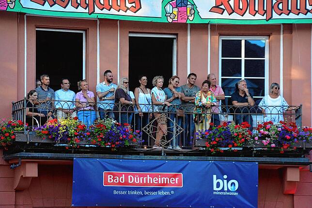 Die Sponsoren der Sommersinnfonie haben auf dem Balkon des Bürgermeisterbüros einen Logenplatz.
