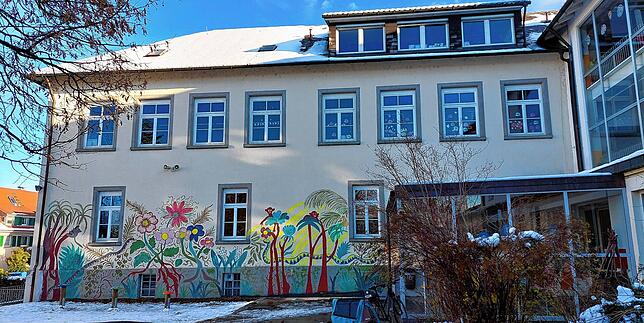 Dort, wo die Fassade bemalt ist, wird ab dem kommenden Frühjahr eine Außen-Feuertreppe angebaut. Dann sind alle Klassenzimmer an zwei ...