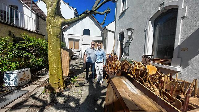 Hier soll der neue Biergarten entstehen. Die noch brauchbaren Tische und Stühle möchten die beiden gerne verschenken. Wer Interesse hat, ...