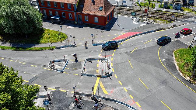An dieser Kreuzung an der Bahnstation Reichenau-Waldsiedlung an der Kindlebildstraße sind zwei Radfahrerinnen zusammengestoßen.