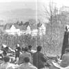 Eine undatierte Aufnahme von Schulleiter Heinrich Blendinger beim Unterricht im Freien. Im Hintergrund ist das Salemer Schloss mit ...